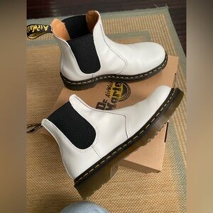 White doc martens a Chelsea boots sz 7